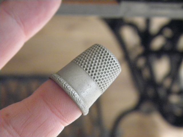 http://curezone.com/upload/Blogs/Your_Enchanted_Gardener/Project_Grandpa_Collectibles_Vintage_Thimble1.jpg