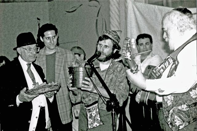 http://curezone.com/upload/Blogs/Your_Enchanted_Gardener/Solomon_Goldman_Leslie_Goldman_Rabbi_Shlomo_Carlebach_1980s_medium.jpg